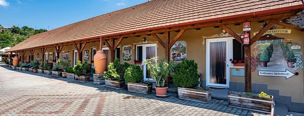 Vadvirag Vendeglo Es Fogado Bed & Breakfast Tatabanya Exterior photo